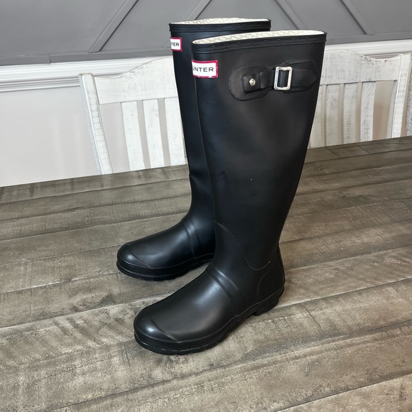 Hunter Classic Black Buckle Tall Rain Boots Sz 7 - Picture 1 of 4